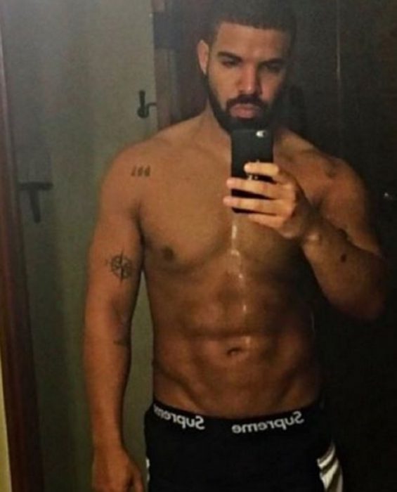 Drake tomándose una selfie frente al espejo 