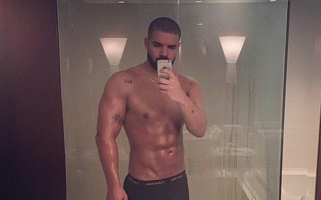 Drake tomándose una selfie 