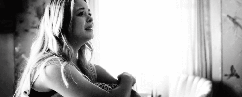 GIF en blanco y negro de una chica secándose las lágrimas 