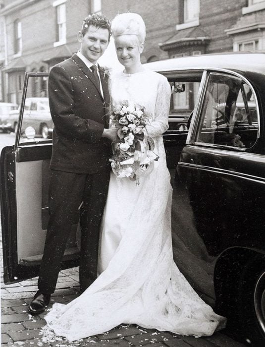 pareja el día de su boda en los 60s