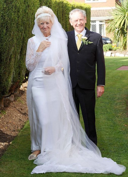 pareja festejando 50 años con trajes originales