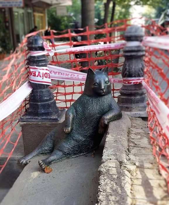 Estatua de un gato relajado 