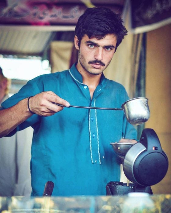 chico paquistaní sirviendo té