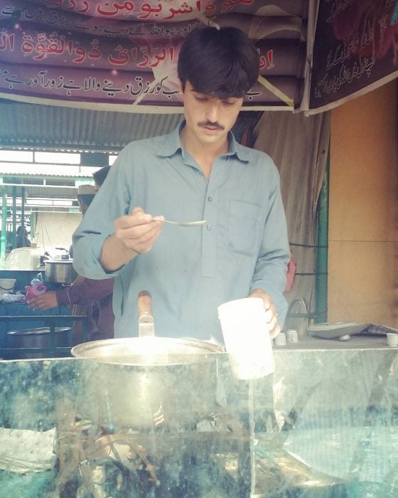chico paquistaní sirviendo té