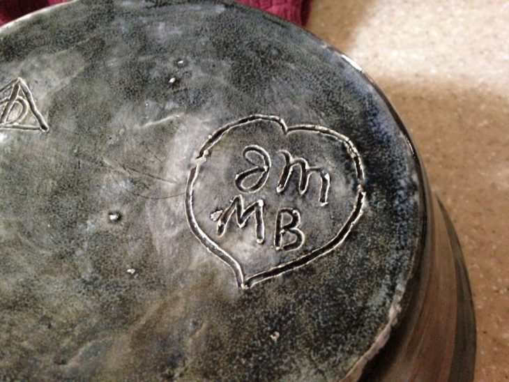 cuenco de cerámica hecho a mano con iniciales grabadas