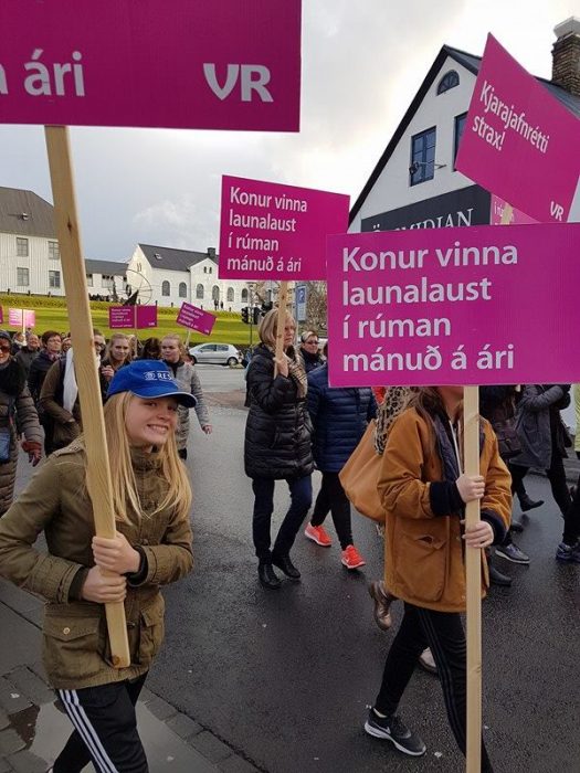 mujeres protestando por derechos salariales en Islandia