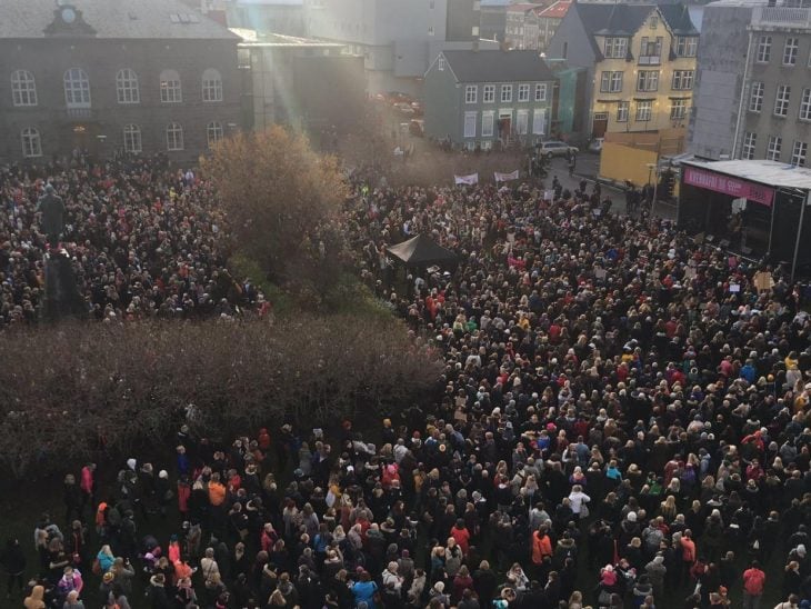 mujeres protestan en Islandia por derechos de pago igual
