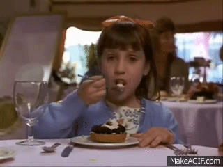 niña comiendo pastel gif 