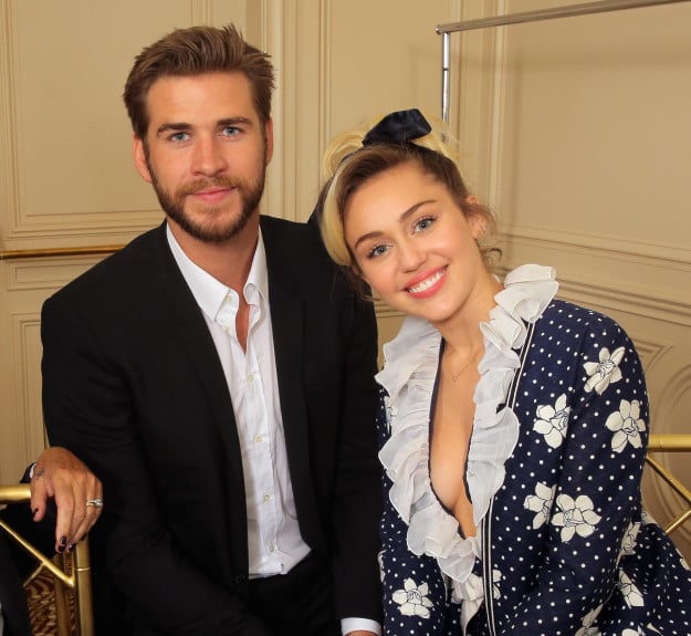 Liam y Miley posan para una fotografía