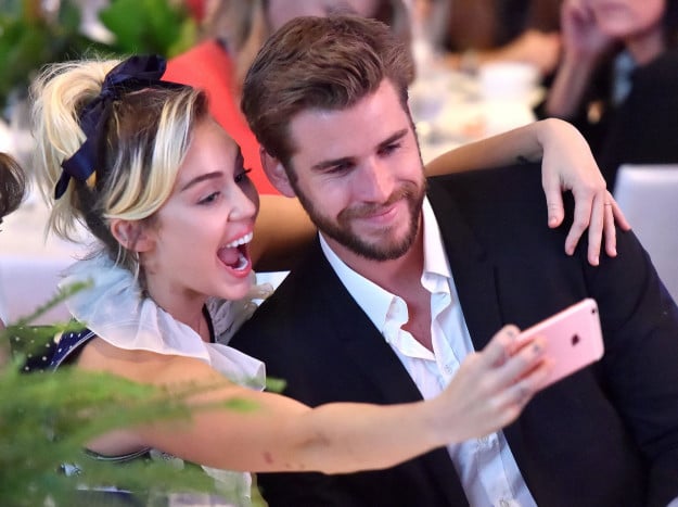 Liam y Miley tomándose una selfie
