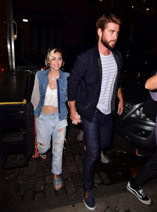 Liam y Miley tomados de la mano