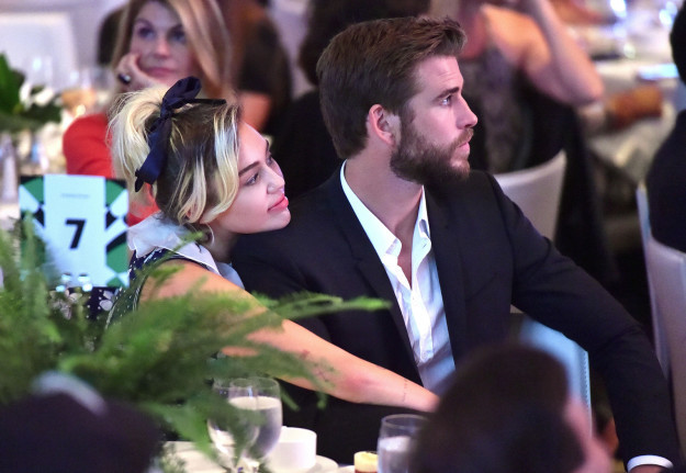 Liam y Miley abrazados en un evento público