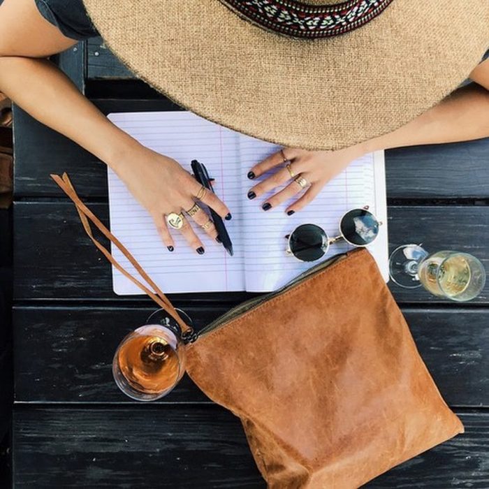 Chica escribiendo una carta 