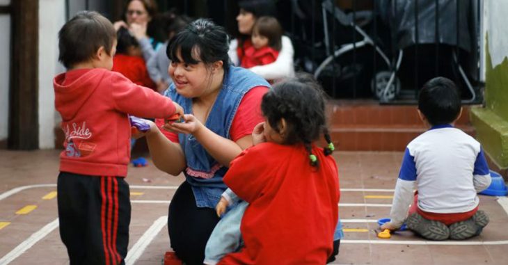 Esta chica argentina es la primera maestra de preescolar con síndrome de Down