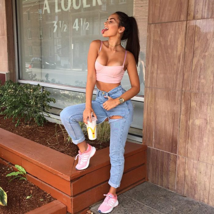 Chica con crop top rosa 