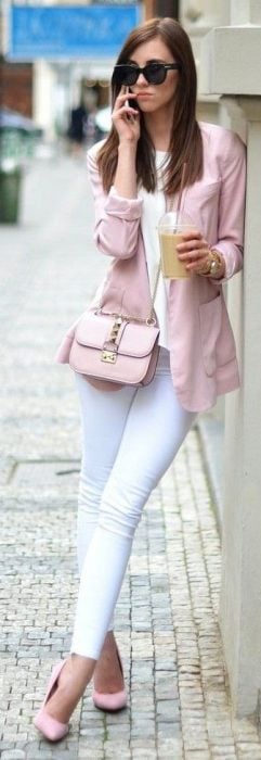 Chica con blazer rosa 