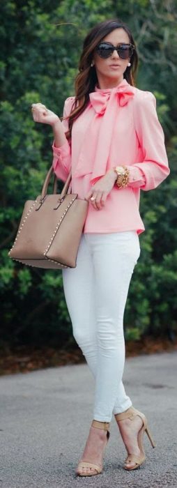 Chica con blusa color rosa y pantalón blanco 