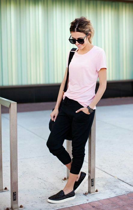 Chica con playera color rosa 