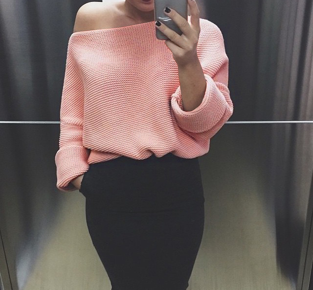 Chica con suéter rosa 