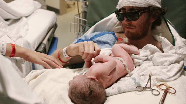 Padre con cáncer conoce a su pequeña hija 