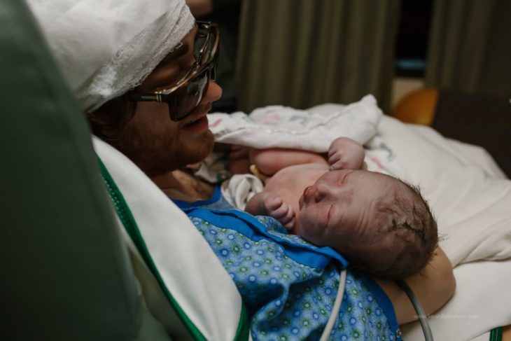 Padre enfermo conoce a su hija recién nacida 