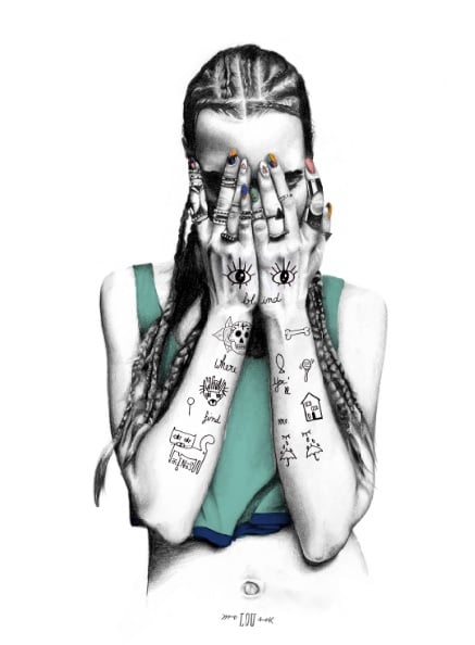 Ilustración de una mujer tatuada cubriendo su cara. 