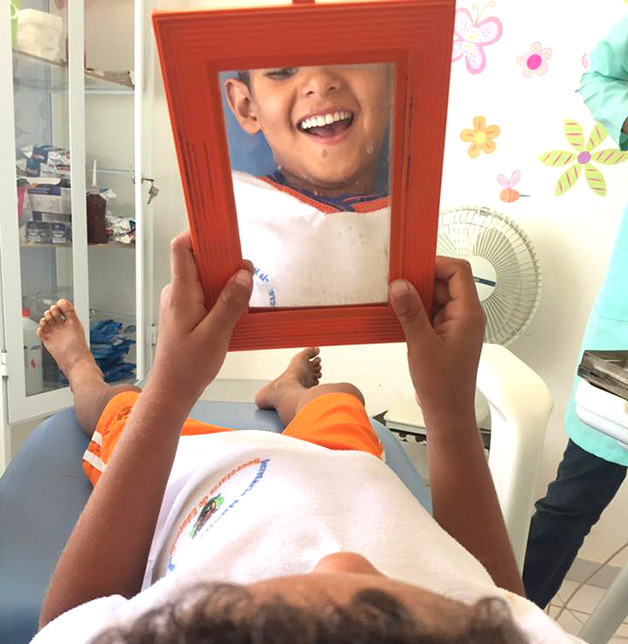 niño sonriendo mientras se mira al espejo