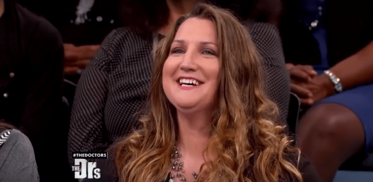 mujer de cabello largo castaño sonriendo 