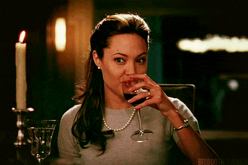 Angelina Jolie bebiendo vino. 
