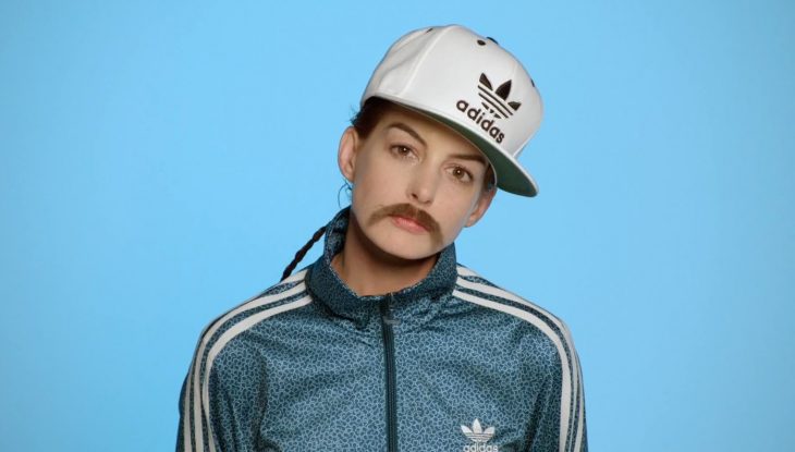 mujer con bigote y gorra de hombre 