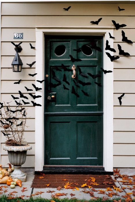 puerta de casa con murcielagos 