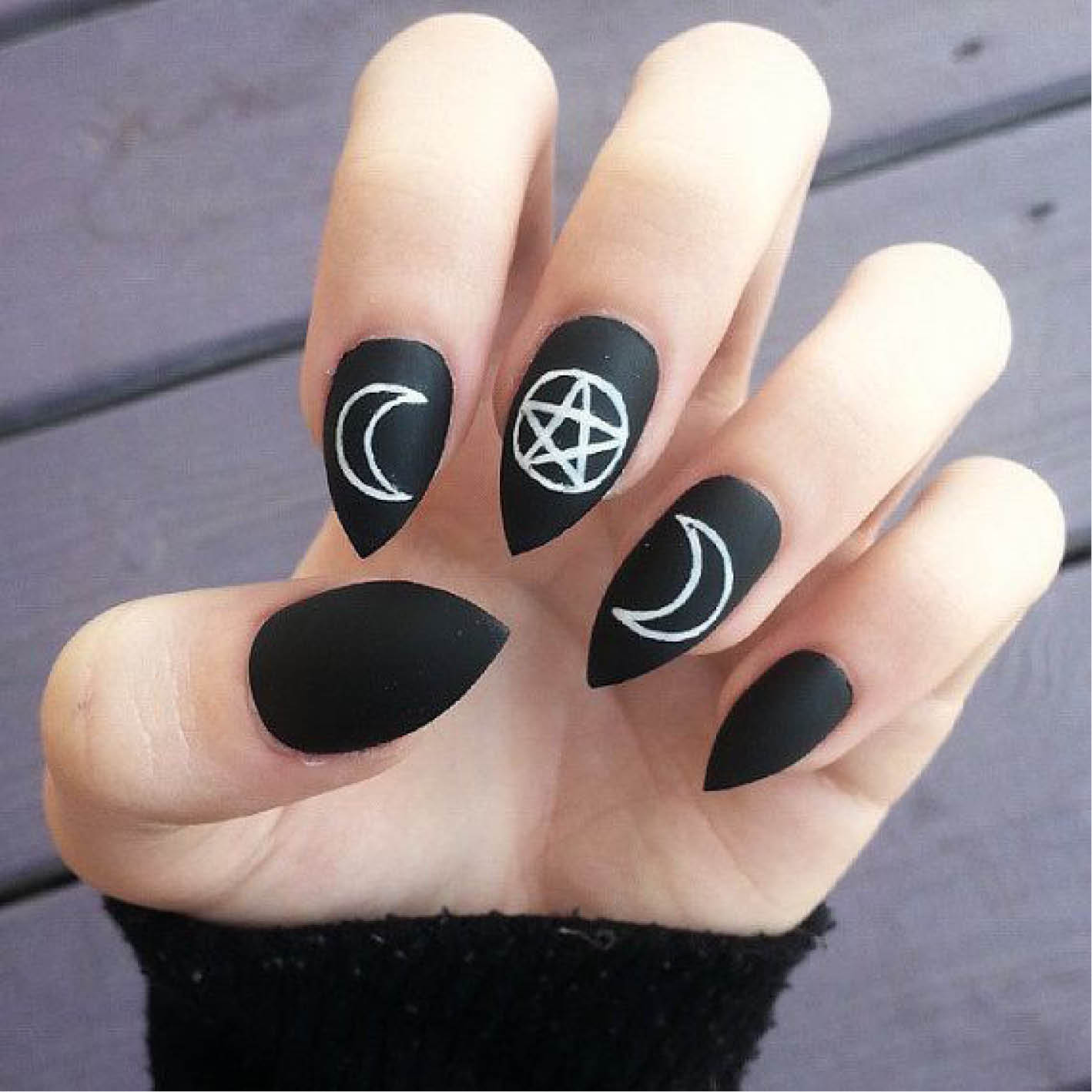 15 diseños para tus uñas que te harán amar el color negro