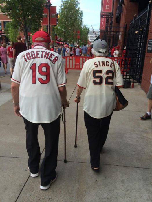 Pareja con una playera de enamorados. 