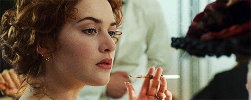 La actriz fumando un puro en una escena de la película Titanic. 