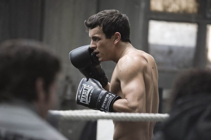 Mario Casas en el ring con guantes de boxeador. 