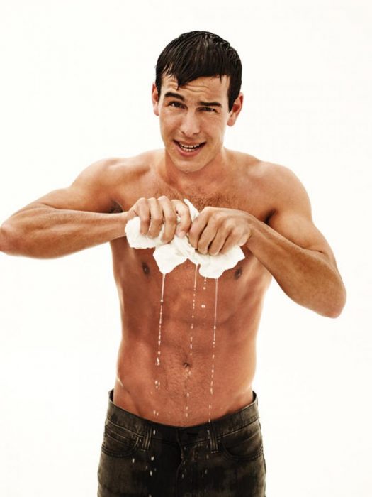 Mario Casas exprimiendo una playera. 