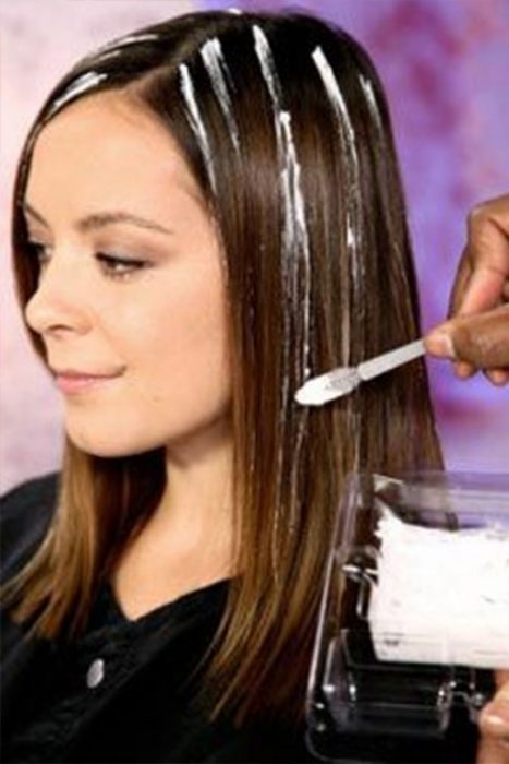 Apllicando tinte al cabello con el cepillo. 