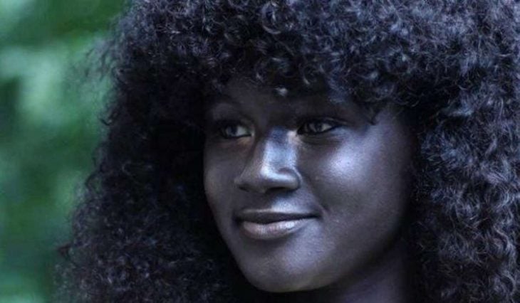 mujer con afro y piel negra 