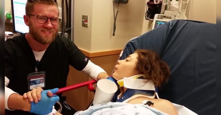 Chica anestesiada coquetea con su enfermero y el video se vuelve viral