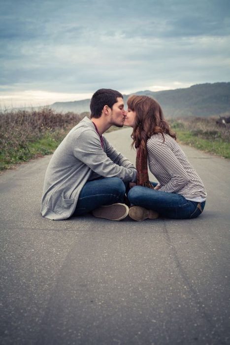 Beso en medio de la carretera. 