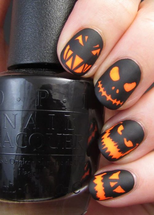 Uñas con diseños de calabaza. 