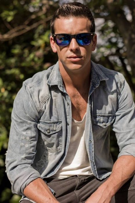 Mario Casas con lentes.