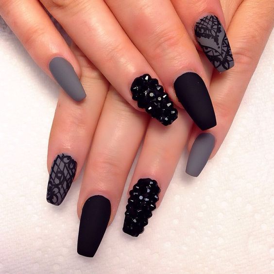 Uñas con gris y negro. 