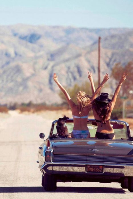 Amigas dando un paseo en auto. 