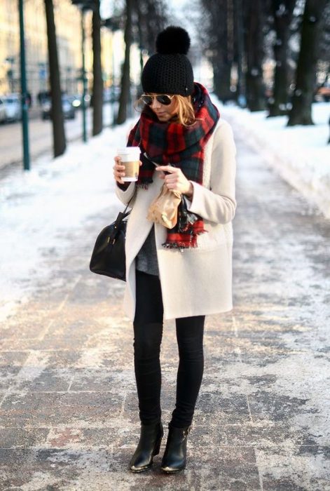 Muchacha con una taza de café en pleno invierno. 