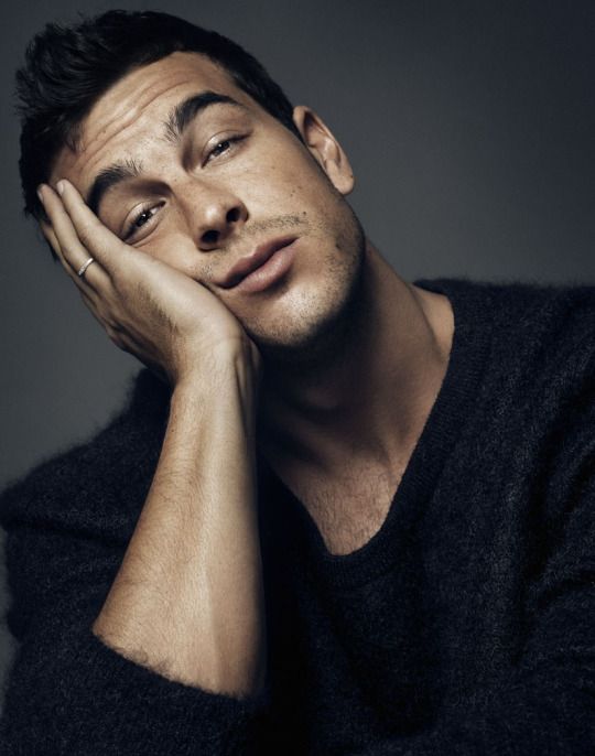 Mario Casas con cara de aburrido. 