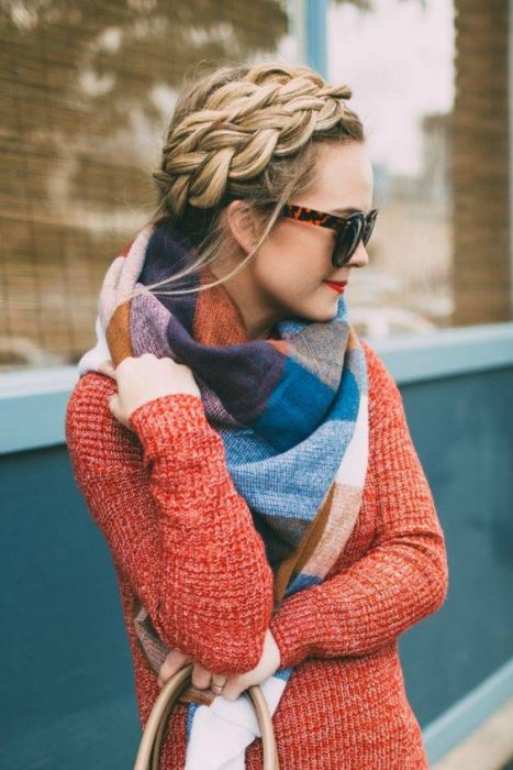 Chica con trenza doble. 