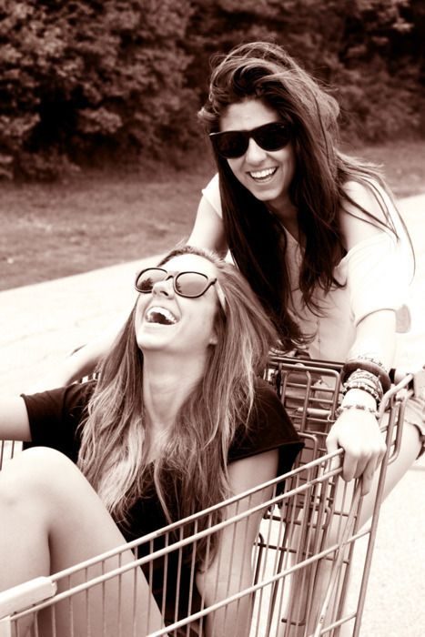 Amigas paseando en un carrito de mandado. 