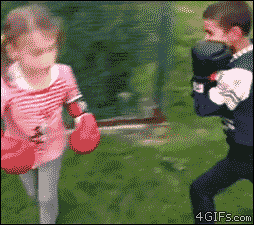 Niños peleando con guantes. 