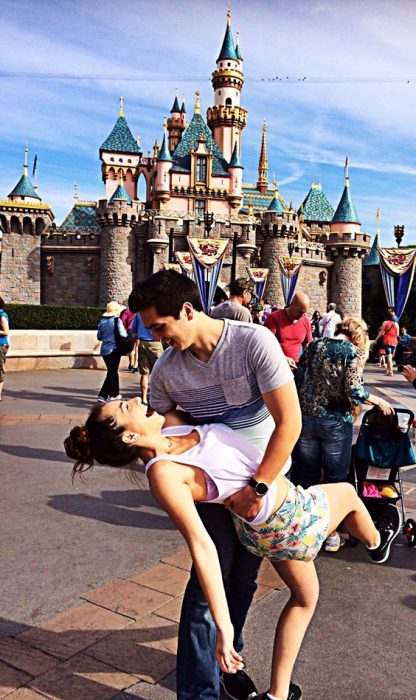 Pareja afuera de Disneyland. 